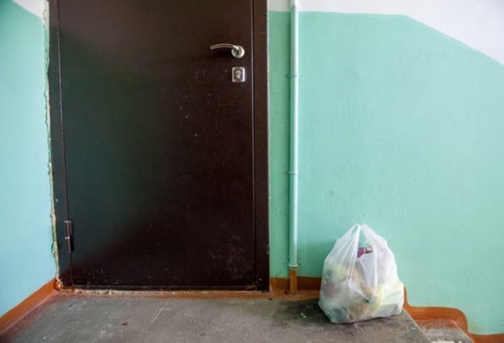 Что делать, если соседи оставляют свой мусор на лестничной площадке