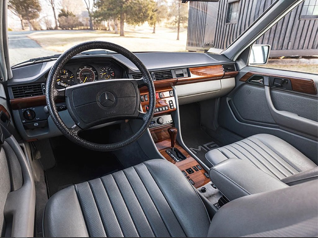 Почему этот старый седан от Mercedes стоит $600 тысяч?