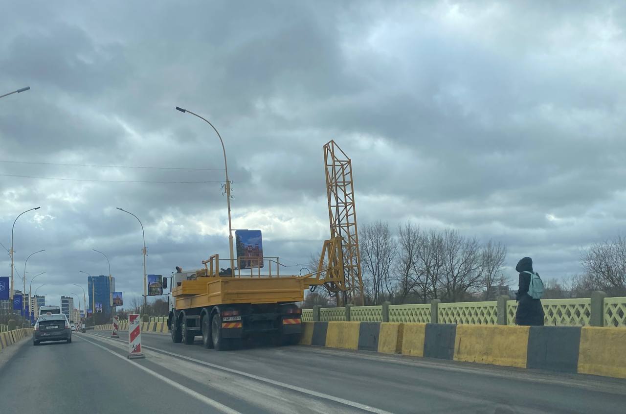 На мосту через Мухавец по бульвару Шевченко сегодня установили светофоры