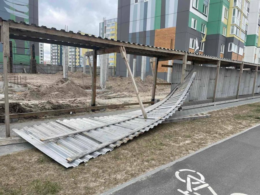 Не только утеплитель. Какие еще проблемы создал ветер в Бресте