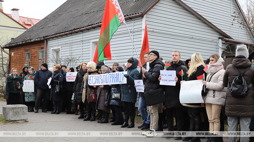 Пикет против закрытия границ прошел у Генерального консульства Польши в Бресте