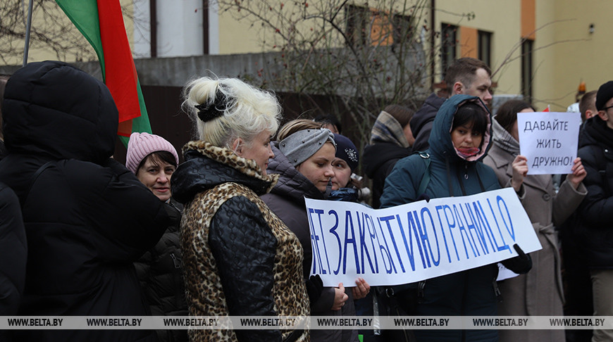 Пикет против закрытия границ прошел у Генерального консульства Польши в Бресте