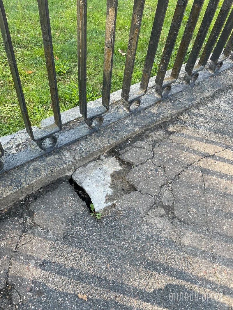 Читатель: Вот такая ситуация на мосту возле ЖД вокзала в Бресте