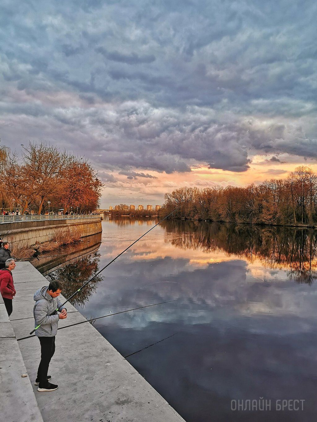 Читатель: Набережная Бреста. Фото сделаны вчера перед грозой