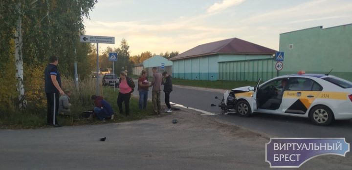 В Кобрине водитель такси столкнулся с мотоциклом