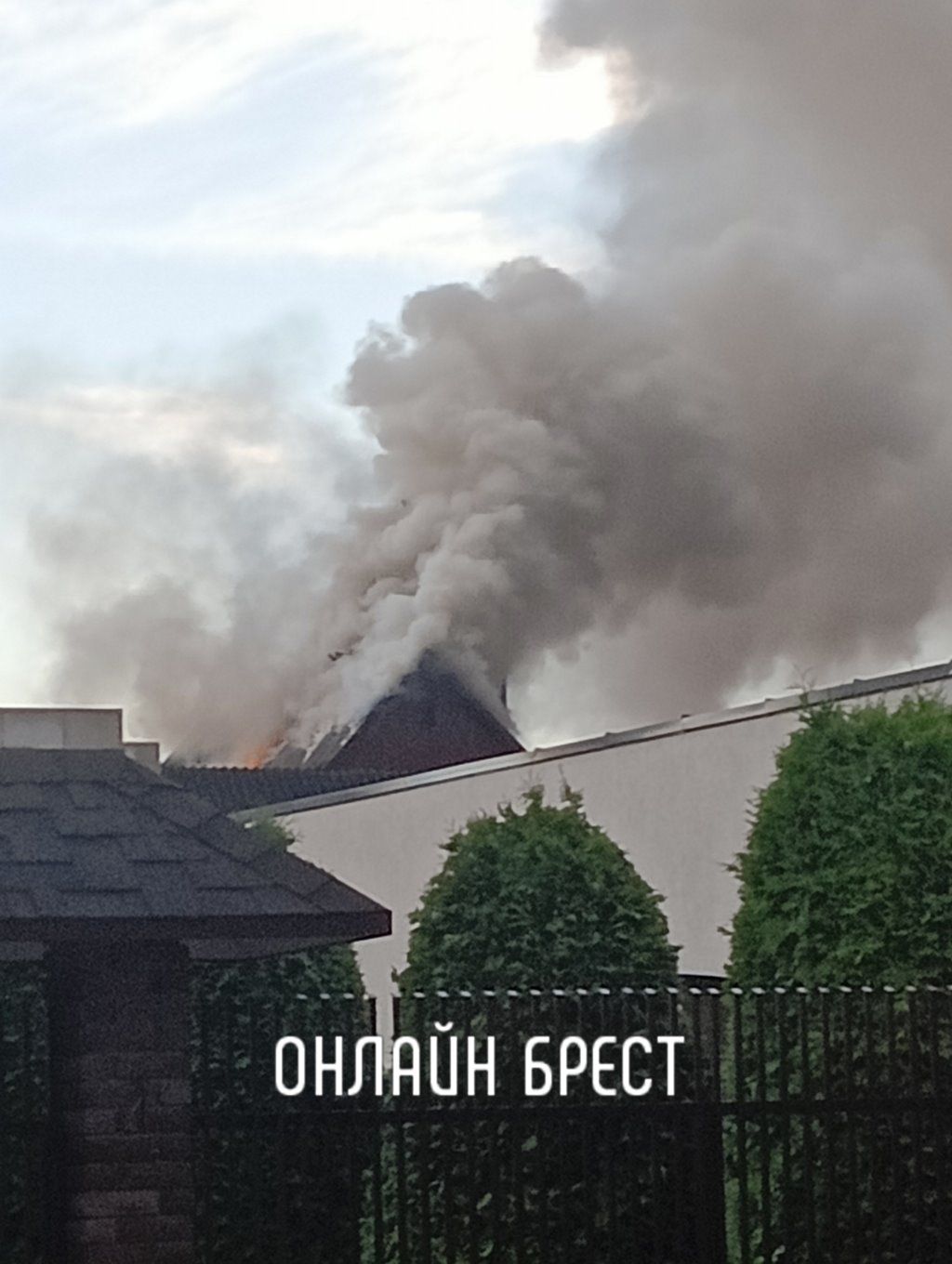 Читатель: Сегодня вечером в Бресте на ул. 3-й Вересковой загорелся дом