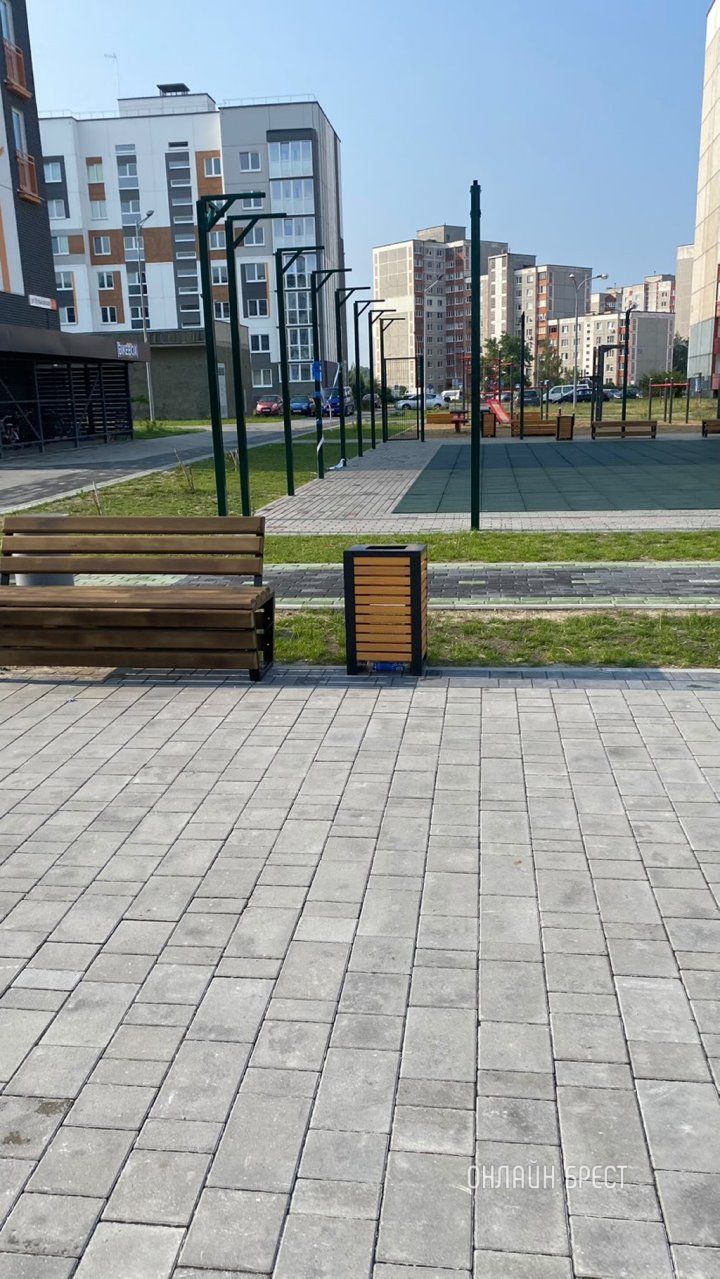 Читатель: Почему урны без дна? Или здесь должны быть мешки для мусора? Или так и должно быть? Что скажете? Брест, ул.Вульковская