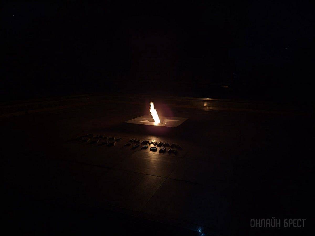 Читатель: Брестская крепость вечером