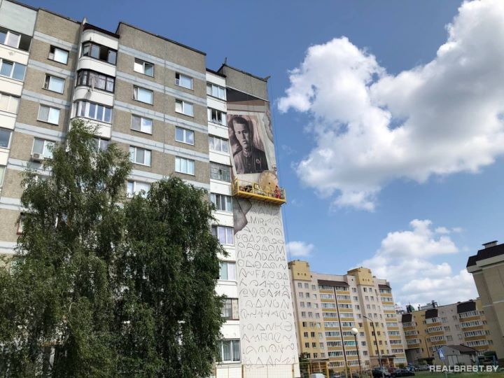 Мурал с изображением Петра Гаврилова появился на фасаде дома в Бресте