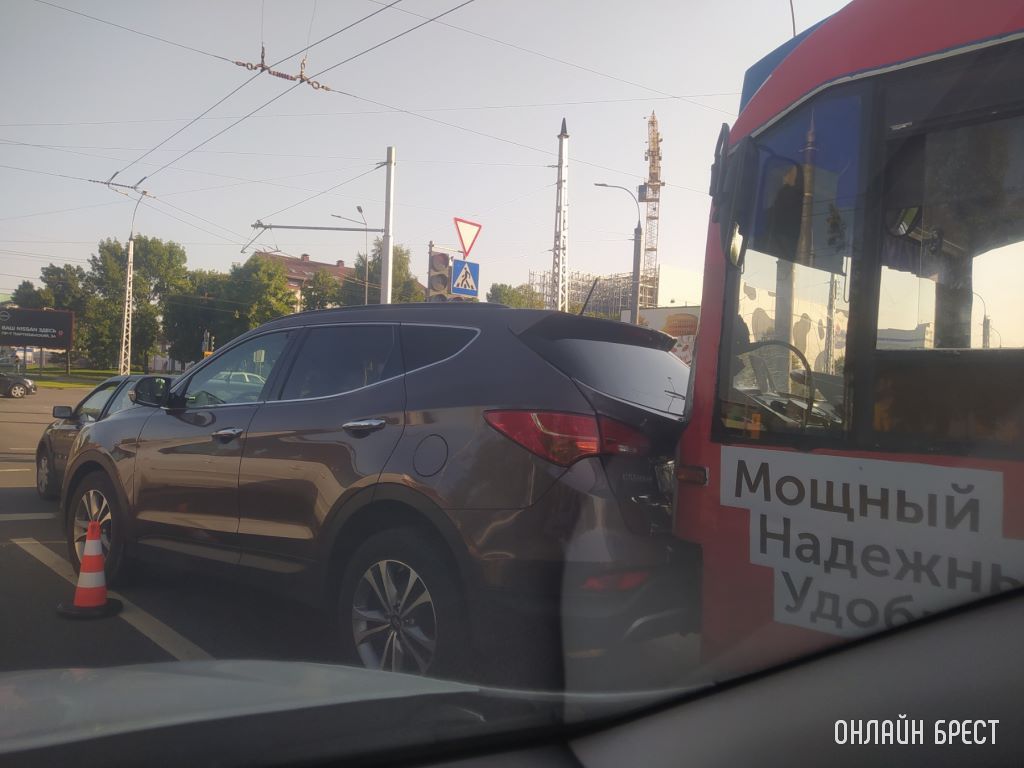 В Бресте произошло ДТП с участием троллейбуса