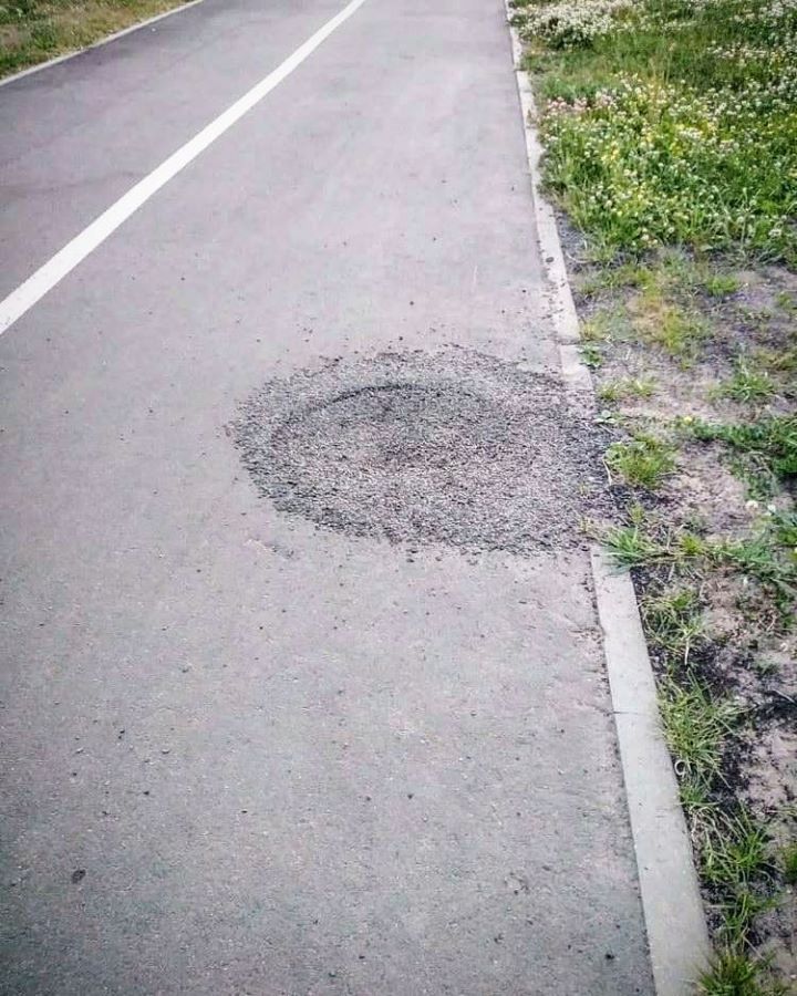 Пока продолжается обустройство набережной ближе к крепости, велодорожка у плавающего фонтана становится все более опасной