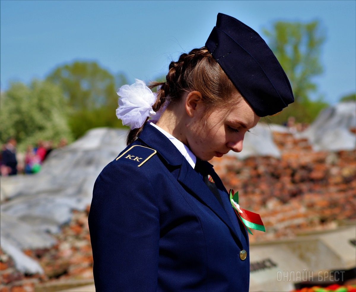 Читатель: Возложение венков к пилонам городов-героев в мемориальном комплексе «Брестская крепость-герой»