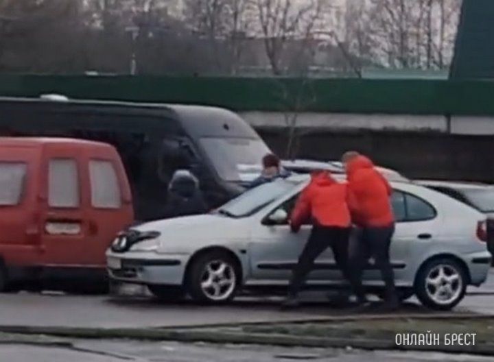 Появилось ещё одно видео, как сегодня в Барановичах машина без водителя несколько минут нарезала круги