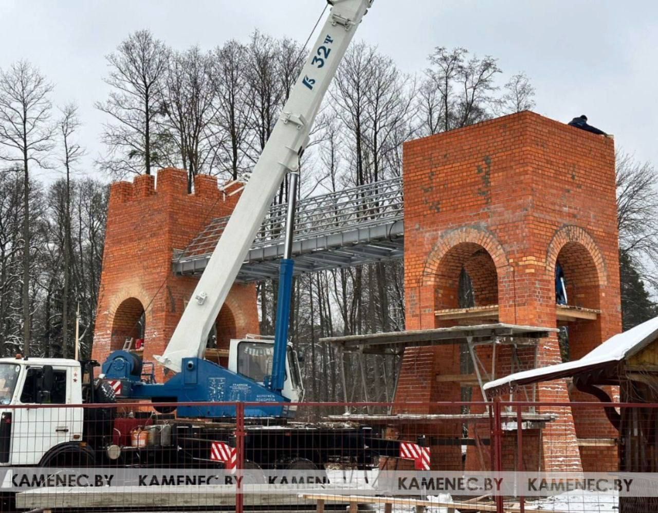 Работы по реконструкции въездной брамы в «Беловежской пуще» в самом разгаре