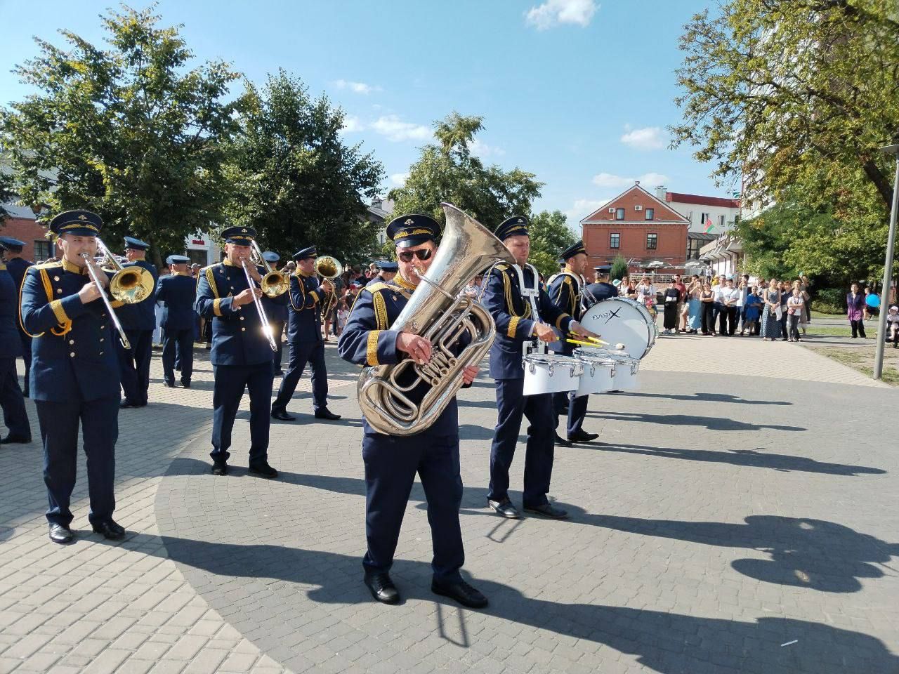 Тем временем на Советской много людей и музыки