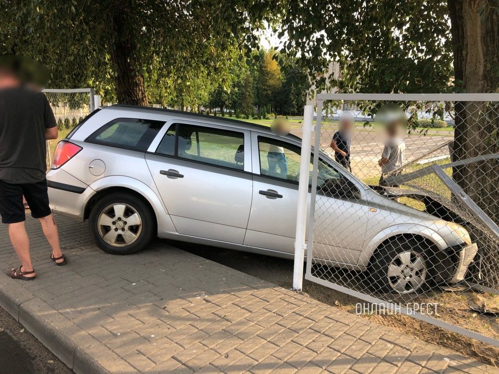 Читатель: Фото с места ДТП, которое произошло сегодня в Бресте. У человека было лицо в крови