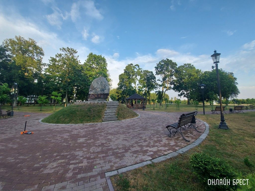 Брест. Летний Городской сад вечером после дождя