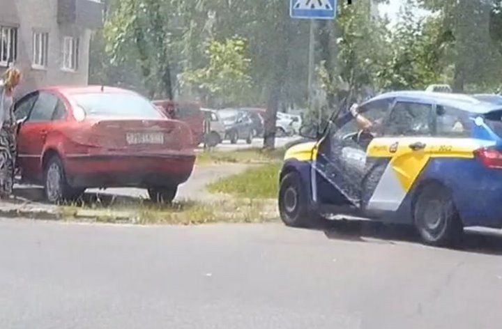 Опубликовано видео, как вчера в Бресте на Мицкевича такси попало в ДТП