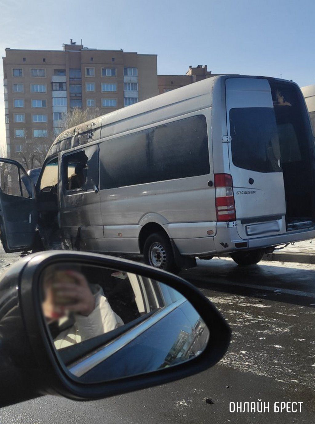 Очевидец: В Барановичах на путепроводе загорелся микроавтобус