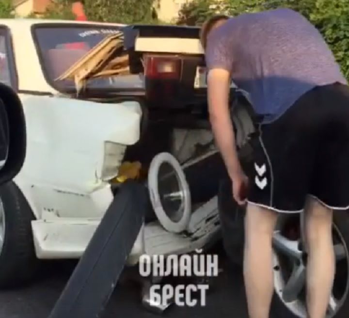 Позавчера на выезде из Красного двора столкнулись автомобили