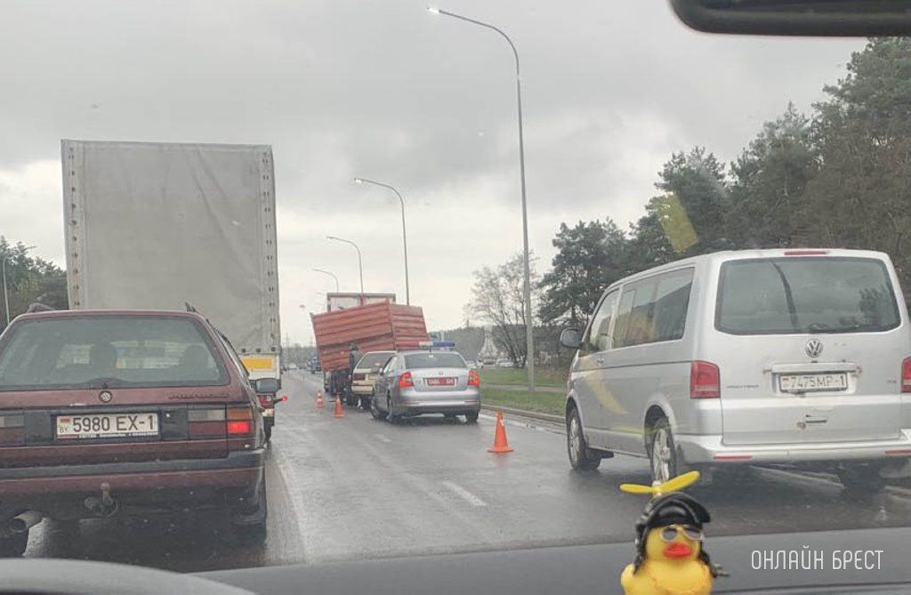 Очевидец: В Бресте на ул. Л.Рябцева грузовик столкнулся с фурой