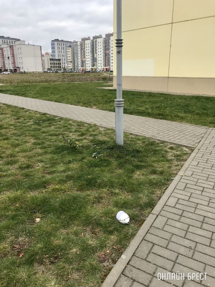 Читатель: На Сальникова в Бресте упали плафон и лампа от уличного фонаря. Плохо закрепили?