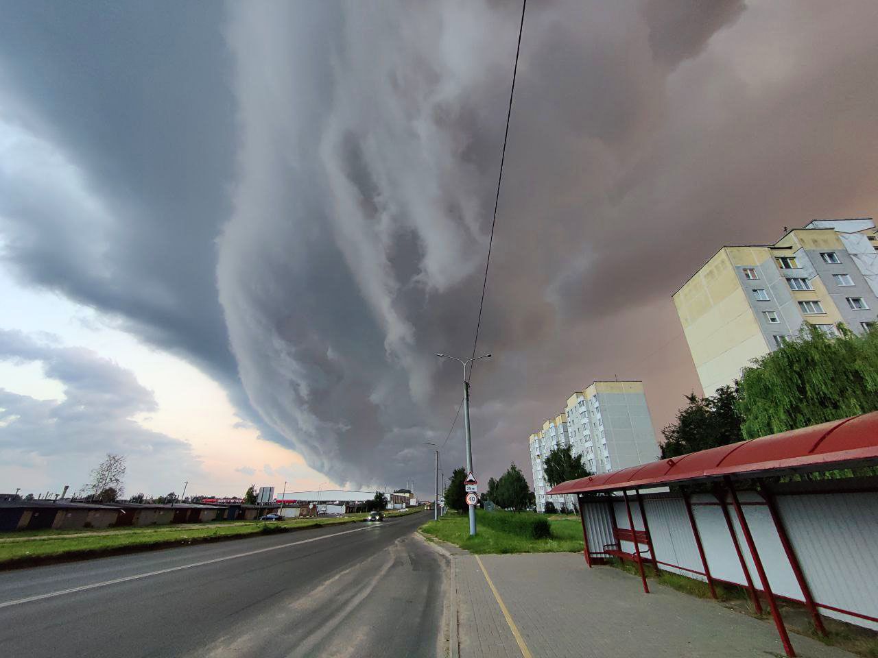 Выглядит завораживающе. Вчерашнее небо в Барановичах