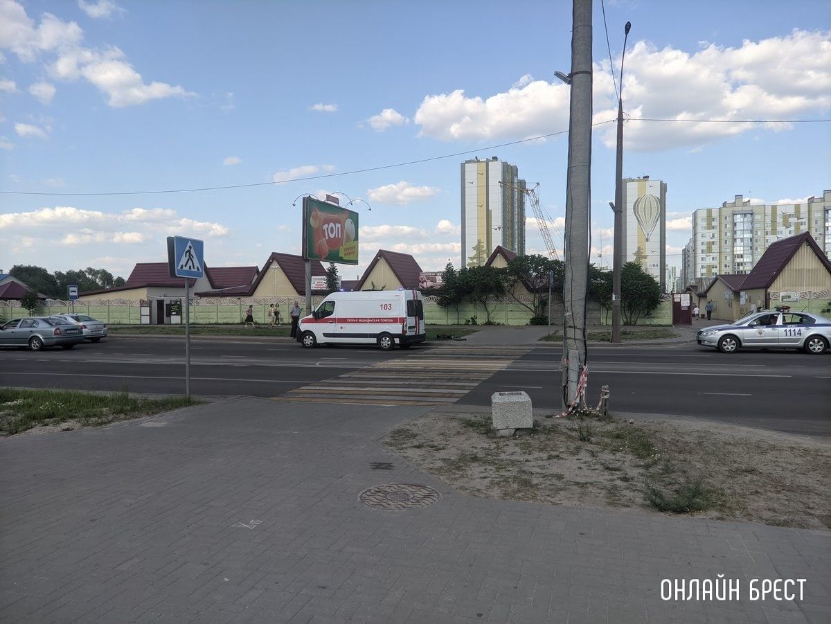 Читатель: Возле рынка «Ковалево» в Бресте. Стоит скорая, скорее всего сбили велосипедиста, так как лежит велосипед
