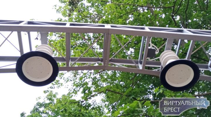 Аллея фонарей в виде ЛЭП появилась в городском саду Бреста