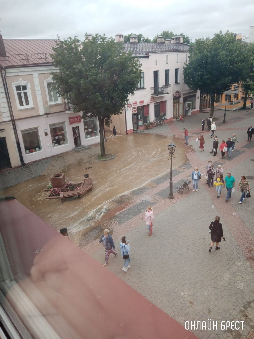 Читатель: Сегодня по Советской в Бресте «бежала» вода