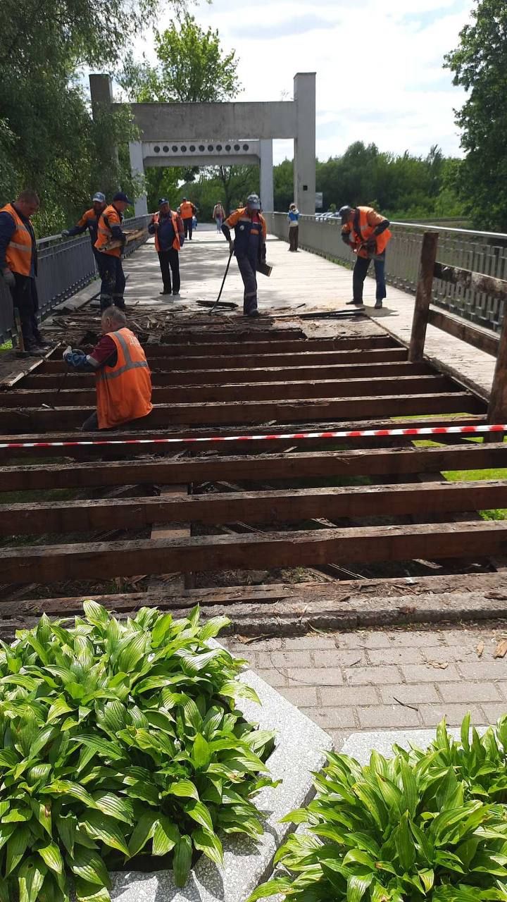 Специалисты КУП «Брестское ДЭП» проводят демонтаж и замену деревянного настила моста у Холмских ворот