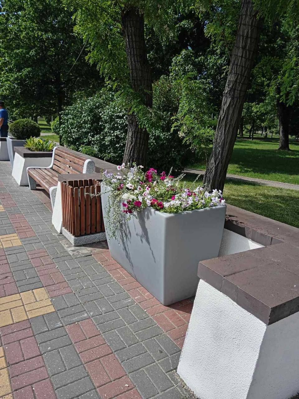 Новые цветочные модули установлены по улице Ленина у сквера Иконникова и на двух остановочных пунктах по проспекту Машерова