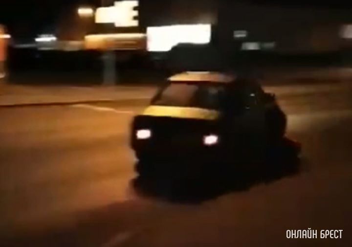 В Бресте дрифтеры не дают людям спокойно отдыхать ночью. Видео снято на ул. Карьерной