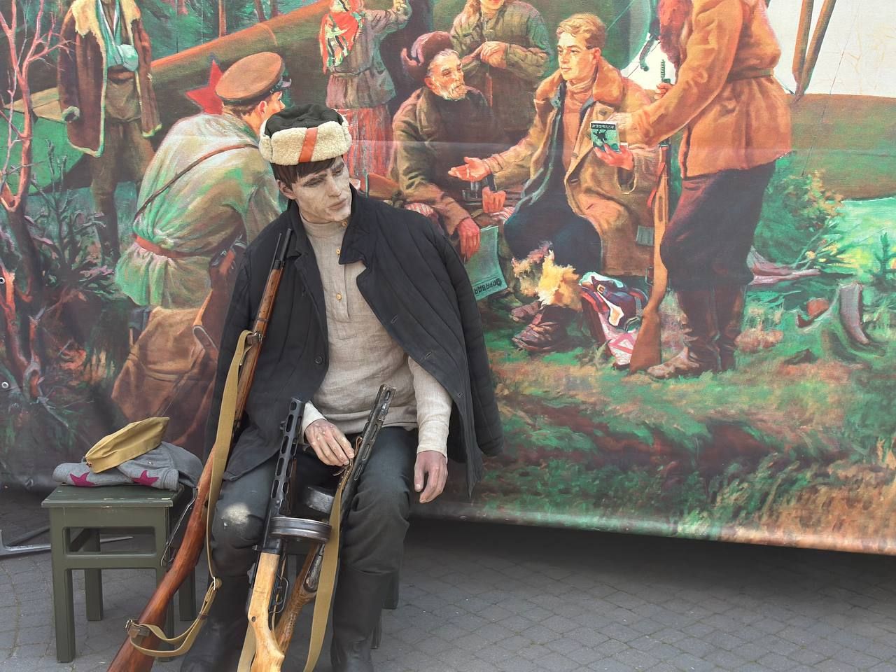 У кинотеатра «Беларусь» начала работу выездная передвижная экспозиция Белорусского государственного музея истории Великой Отечественной войны