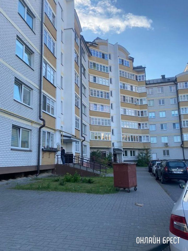 Читатель: Брест, бульвар Космонавтов, 40. Под окном дома круглые сутки стоит мусорный контейнер. Он ведь должен стоять в шахте мусоропровода?