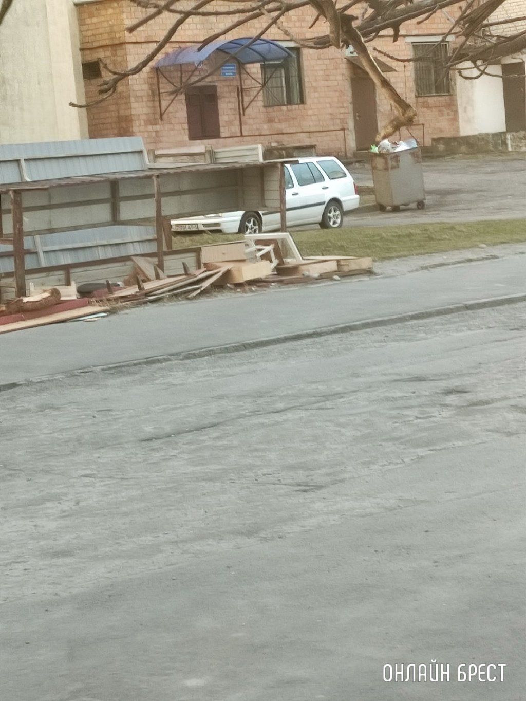 Читатель: В Бресте на Я.Купалы дерево упало в сторону дома. Вот ещё сегодняшние последствия сильного ветра