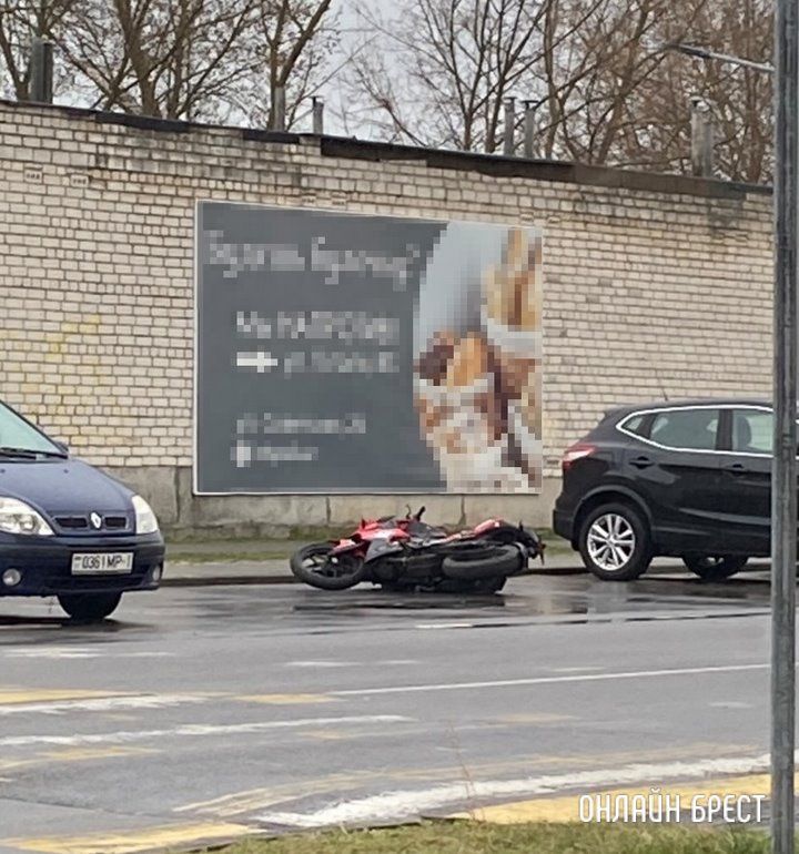Читатель: Вчера в Бресте на Гоголя ветер положил мотоцикл