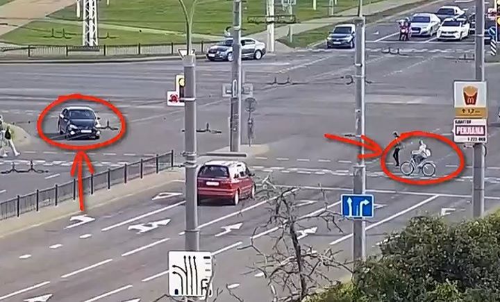 Появилось видео, как в Бресте автомобиль сбил велосипедиста