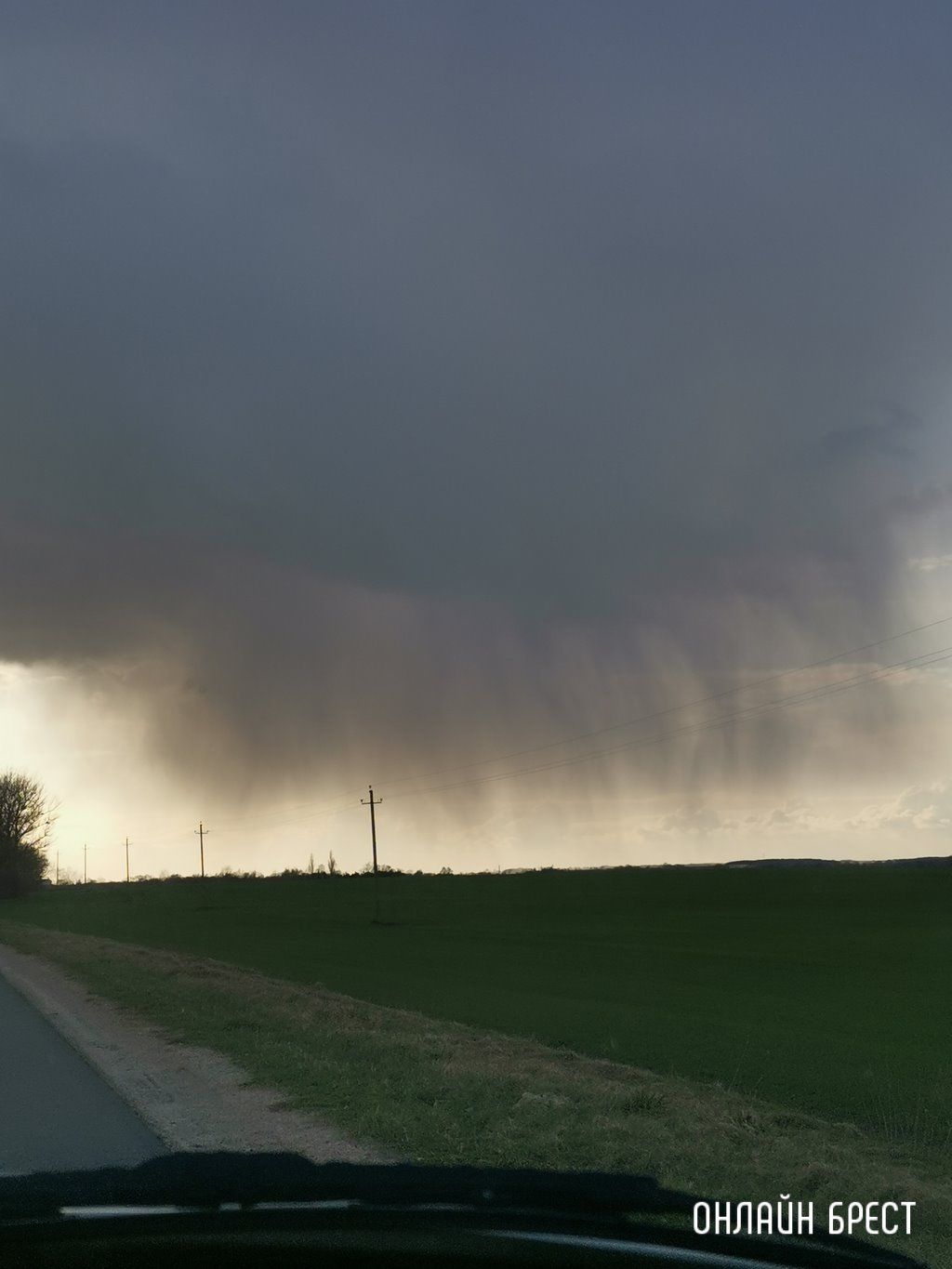 Читатель: Дождь идёт. Посмотрите, какое небо под Брестом