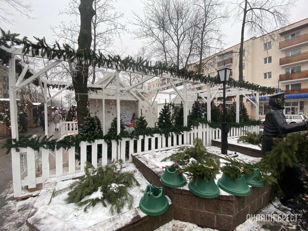 Читатель: Новогодняя улица Гоголя в Бресте. Фото сделаны вчера