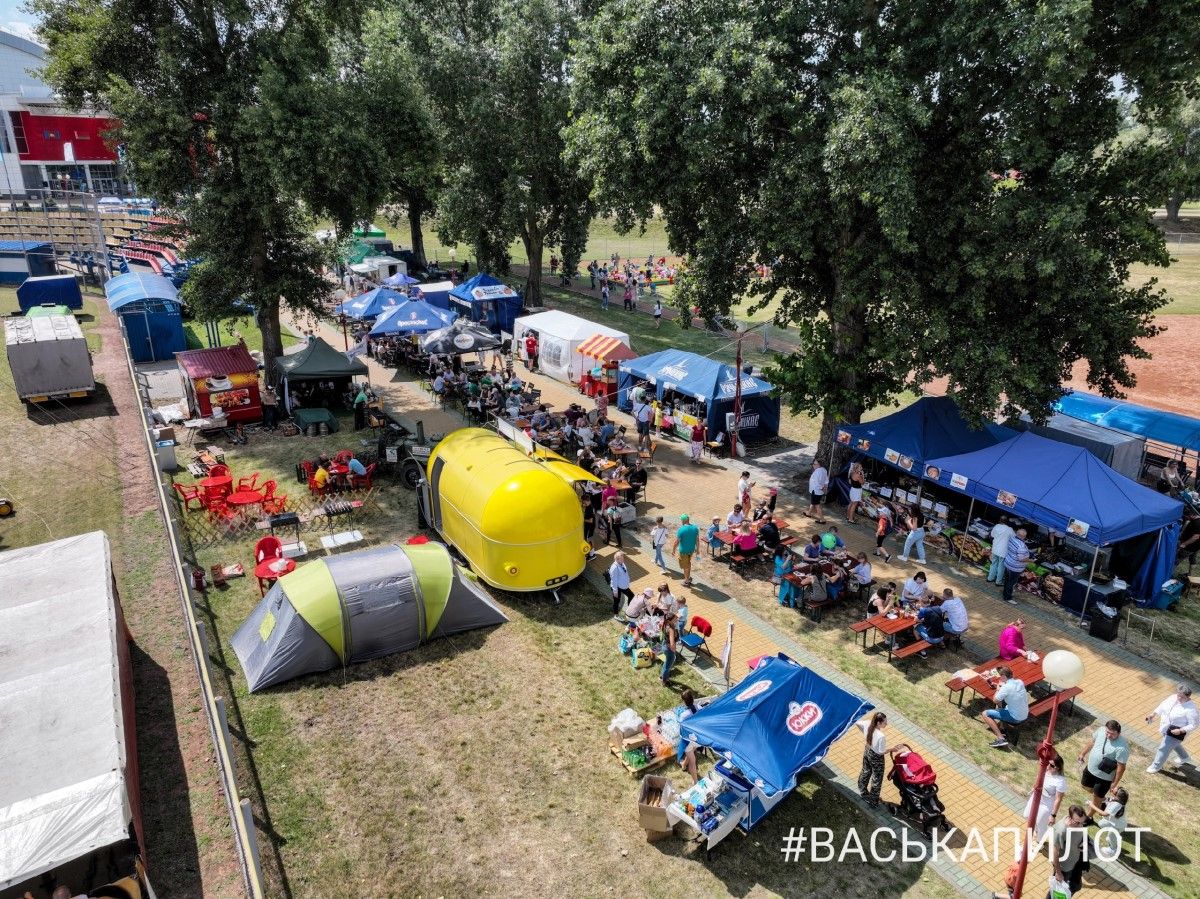 Смотрите, что сейчас происходит возле Ледового дворца Бреста