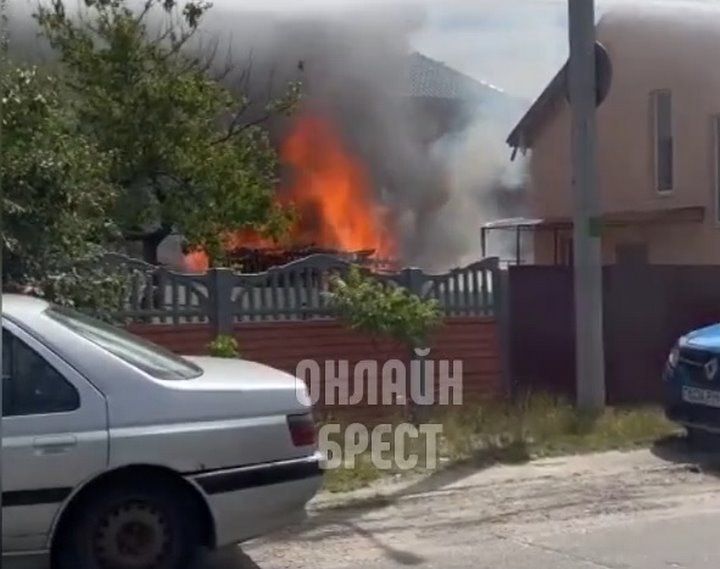 Читатель: Сегодня в Бресте на Киевке произошёл пожар. На месте происшествия работали сотрудники МЧС