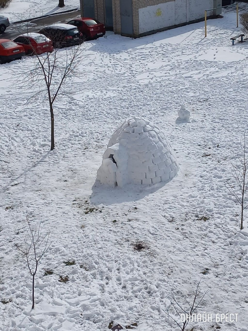 Читатель: Вот такую красоту вчера в течении дня строили в одном из дворов Бреста. Получилось очень круто, молодцы строители!