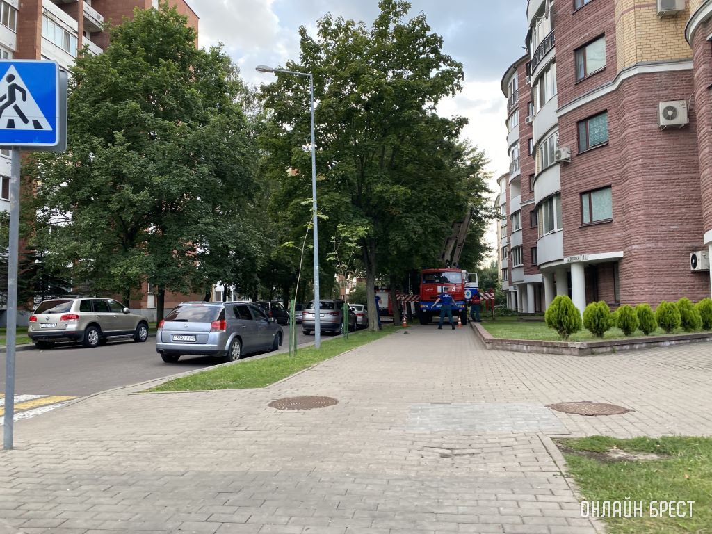 Брест, ул. Энгельса. Что случилось - неизвестно. Может учения? Фото сделаны час назад