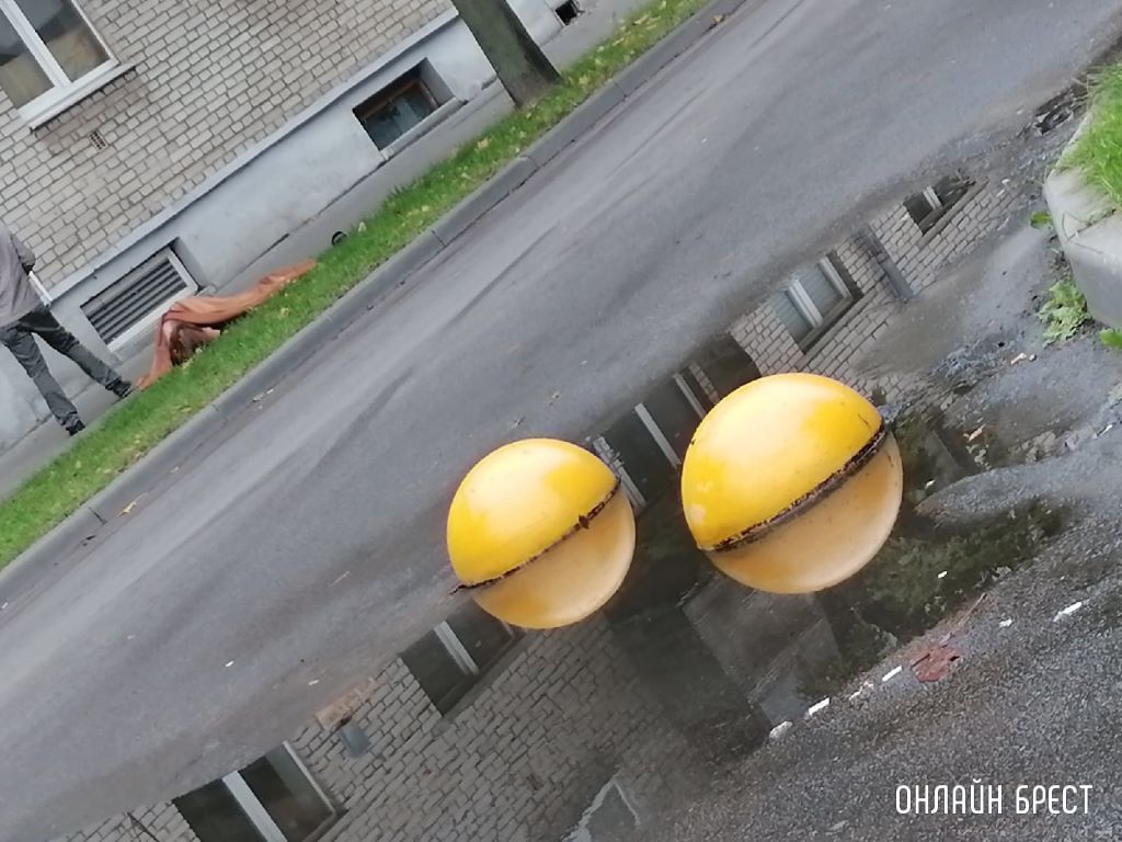 Сегодня утром в Бресте, недалеко от «колхозки». На фото лежит девушка. Подробности произошедшего неизвестны