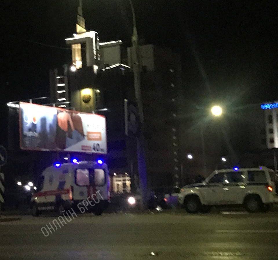 Читатель:  Поворот на Кобринский мост в Бресте. Судя по всему, машина врезалась в столб