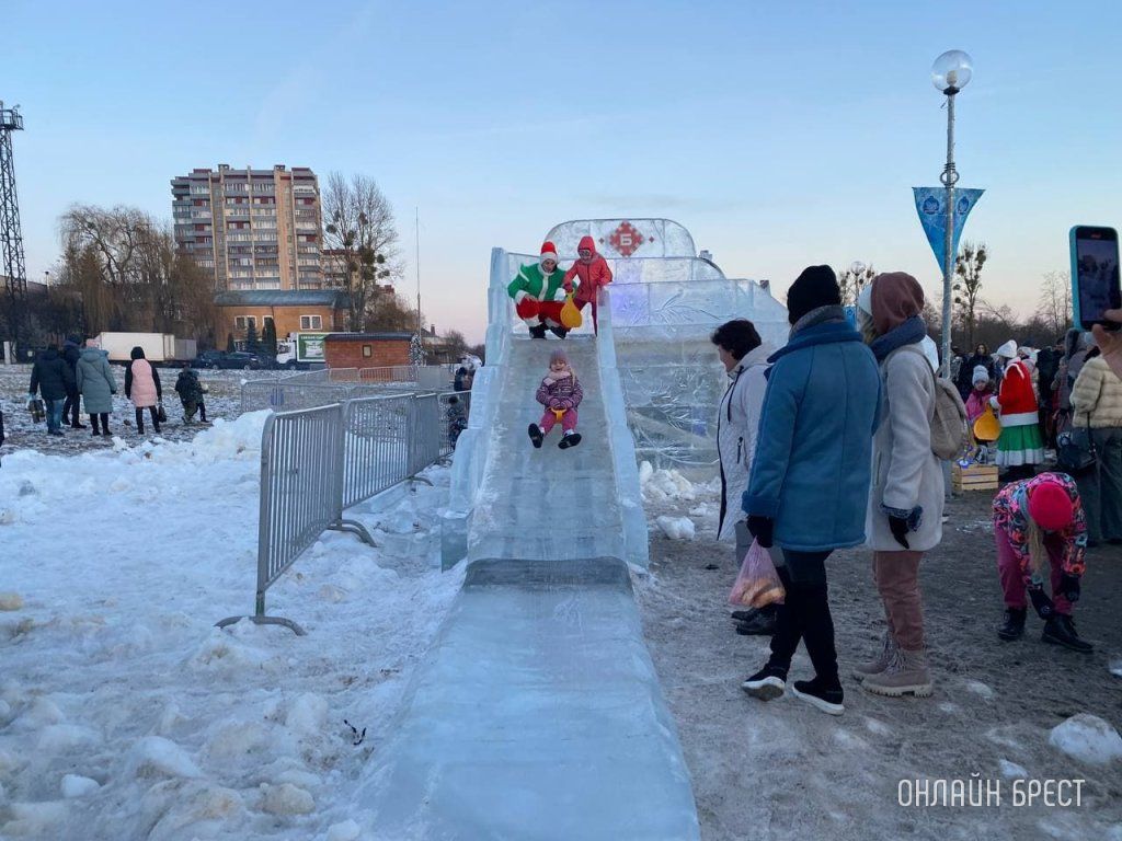 Читатель: Посмотрите, как красиво! Ледяные композиции на Набережной Бреста