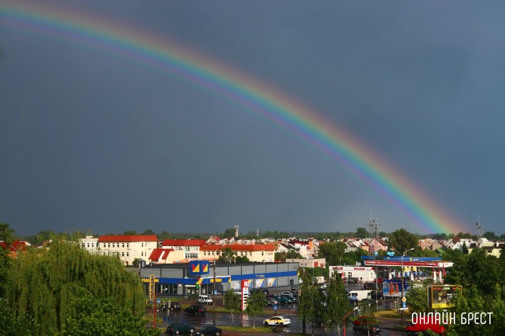 Посмотрите, какая красивая радуга. Фото сделано пару минут назад на Ковалевке в Бресте