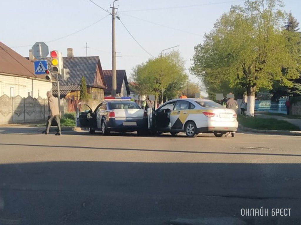 Очевидец: В Барановичах столкнулись автомобиль милиции и такси