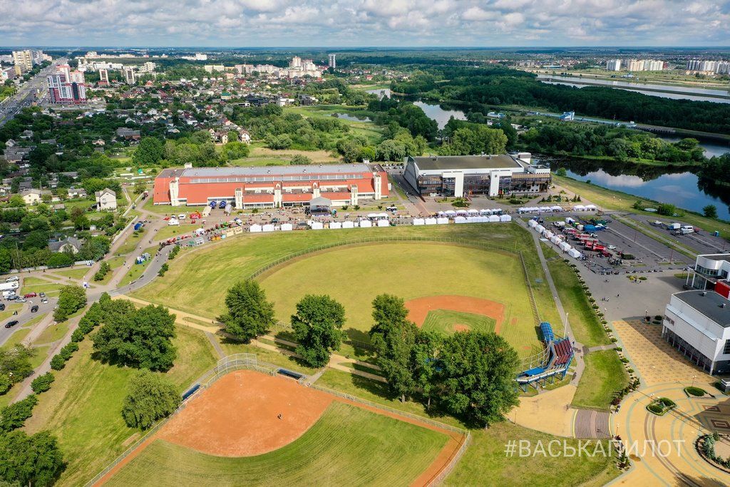 В Бресте возле Ледового проходит выставка-ярмарка «Садовый маркет»